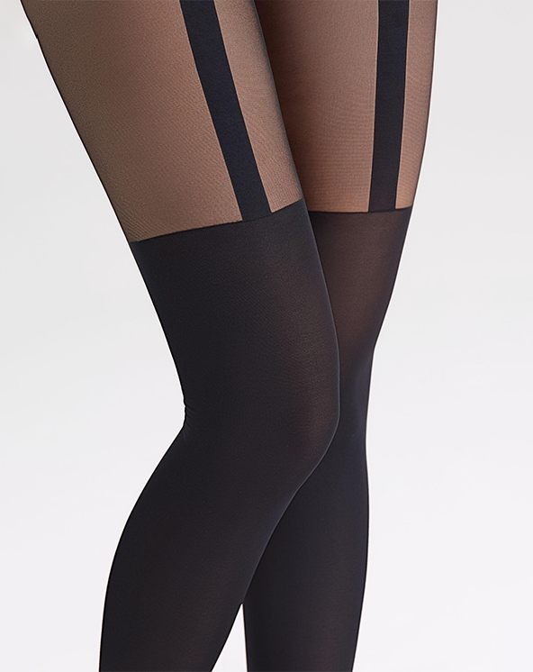 Crne unihop čarape sa imitacijom haltera na beloj pozadini.