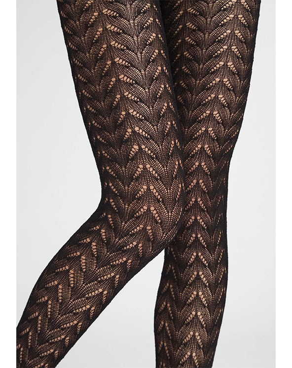 Crne hulahopke od bambusa sa šarom na beloj pozadini. Slika bliže.