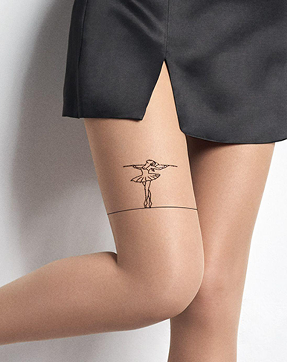 Bež unihop sa balerinom na desnoj butini modela.