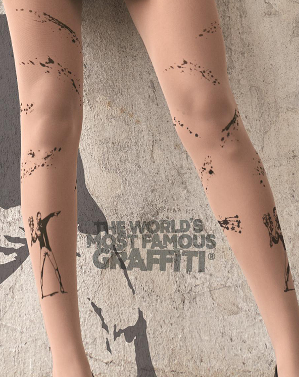 Bež čarape sa motivima poznatog uličnog slikara Benksija. Slika izbliza.