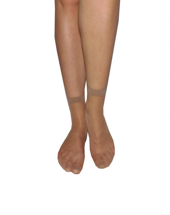 Bež providne sokne koja nosi osoba na beloj pozadini.