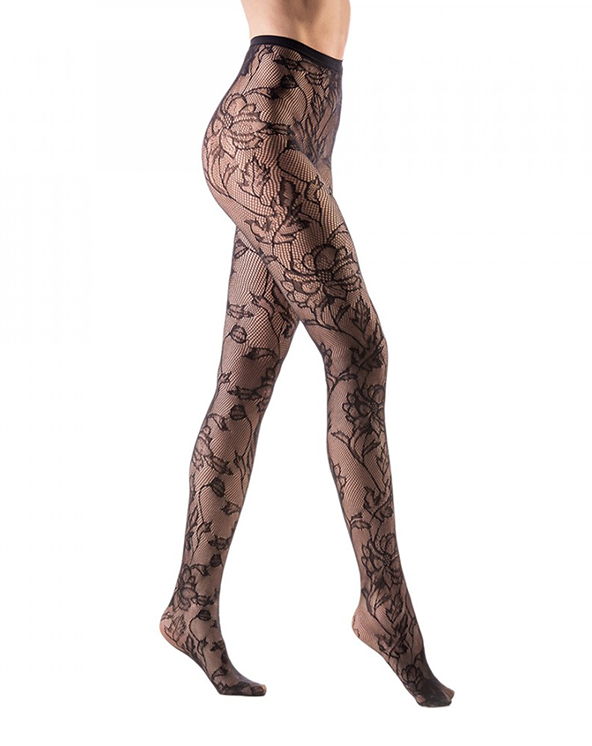 Model u crnim čipkastim čarapama sa cvetnim dezenom.