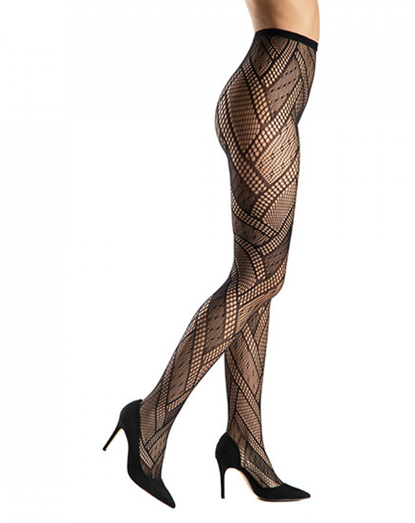 Crne mrežaste čarape sa dezenom nošene sa crnim visokim potpeticama na beloj pozadini.