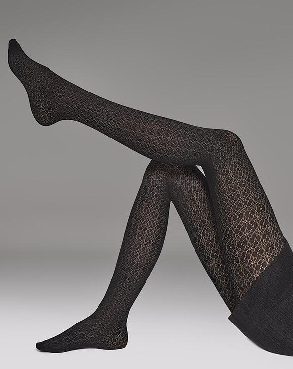 Crne čipkaste unihop čarape koje nosi model na sivoj pozadini.