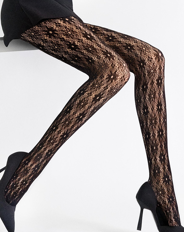 Crni čipkasti unihop sa cvetićima koji nosi osoba na beloj pozadini. Slika izbliza.