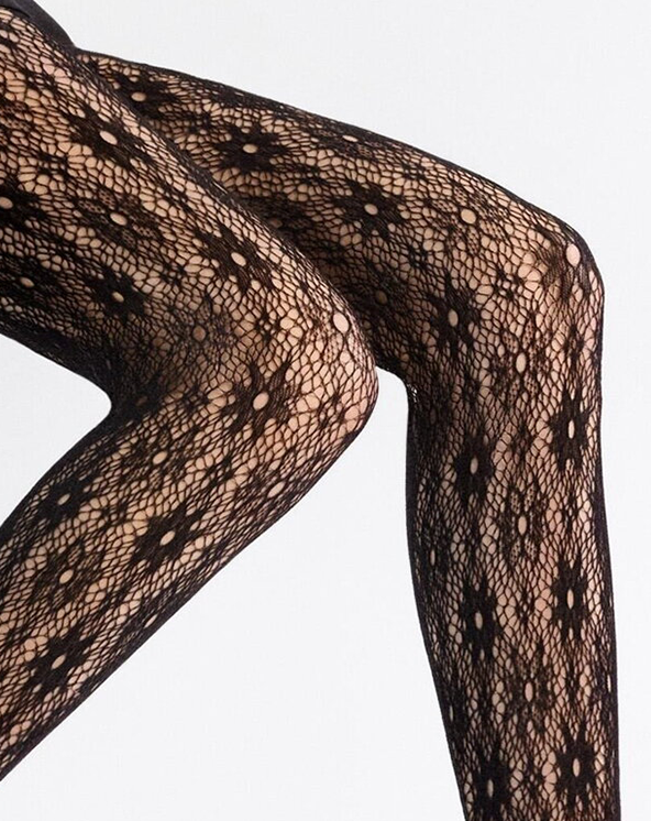 Crni čipkasti unihop sa cvetićima slikano na beloj pozadiini. Slika izbliza.