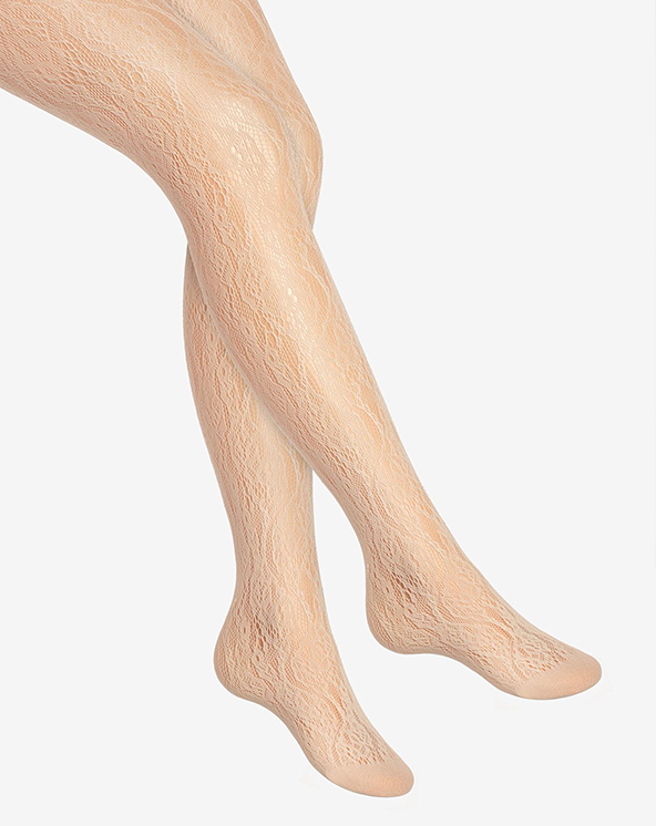 Čipkasti unihop sa radom bež boje koja nosi model na beloj pozadini.