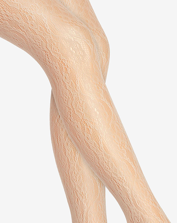 Krupni plan čipkastog unihopa sa radom bež boje.