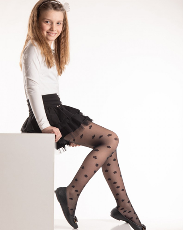 Devojčica u crnom unihopu sa cvetićima.