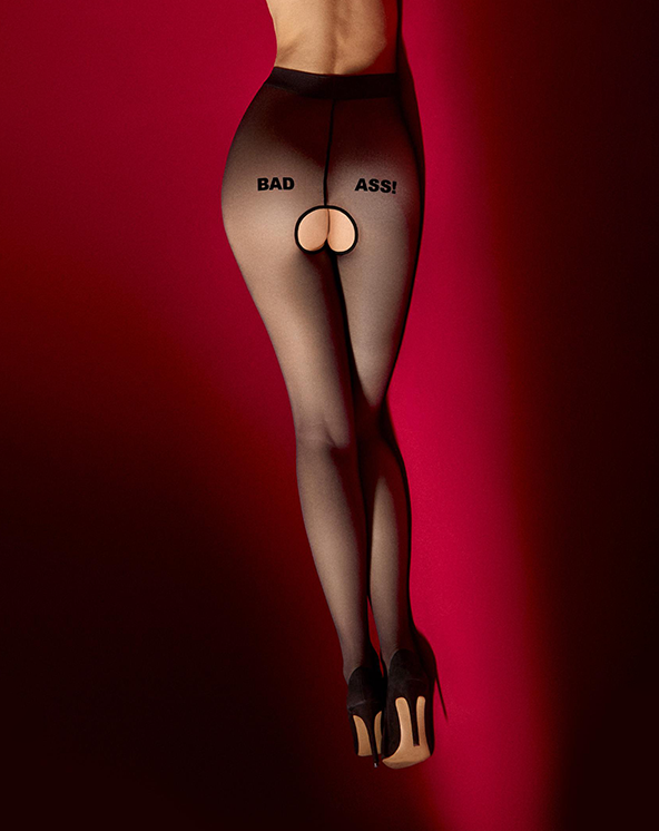 Crne providne čarape sa natpisima BAD ASS na crvenoj pozadini.
