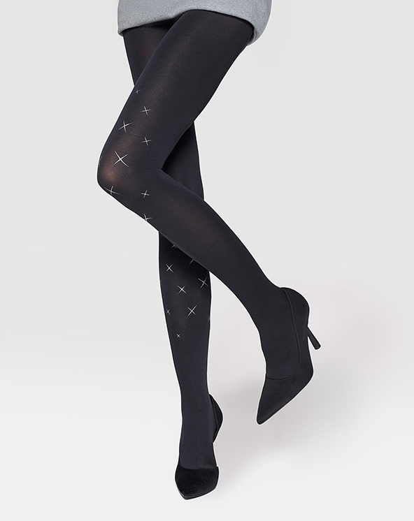 Crne grilon unihop čarape sa zvezdastim šarama koje nosi osoba na beloj pozadini sa crnim visokim potpeticama.