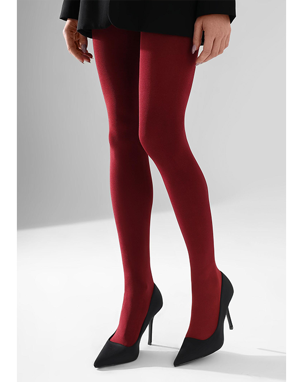 Crvene unihop čarape koja nosi devojka sa crnim visokim potpeticama na svetlo sivoj pozadini.