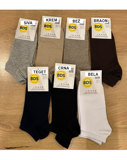 Nazuvice sive, krem, bež, braon, teget, crne i bele boje.