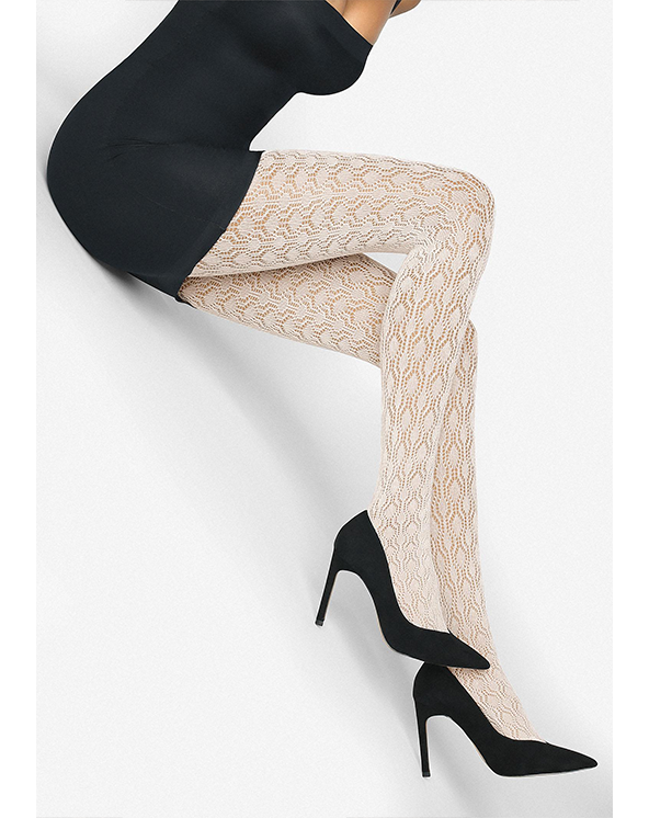 Devojka koja nosi bež čipkaste hulahopke i crne cipele sa visokim potpeticama na beloj pozadini.