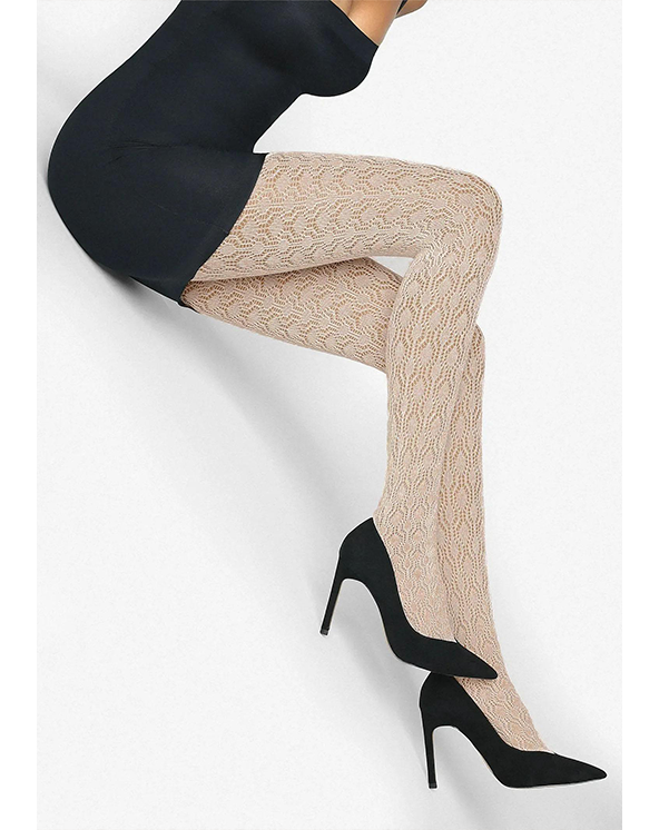 Devojka koja nosi bež čipkaste hulahopke i crne cipele sa visokim potpeticama na beloj pozadini.