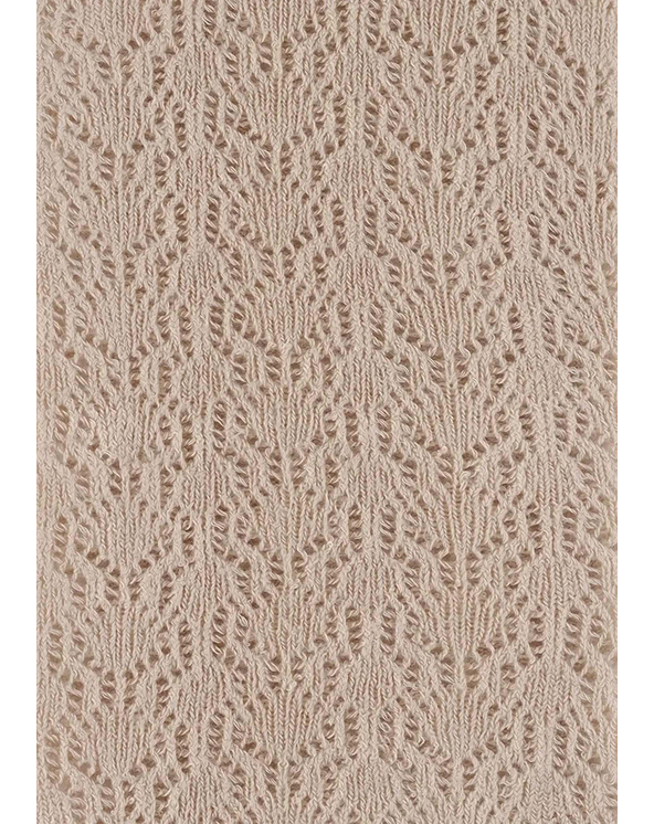 Uzorak pletenog unihopa bež boje sa šarama u beloj pozadini.