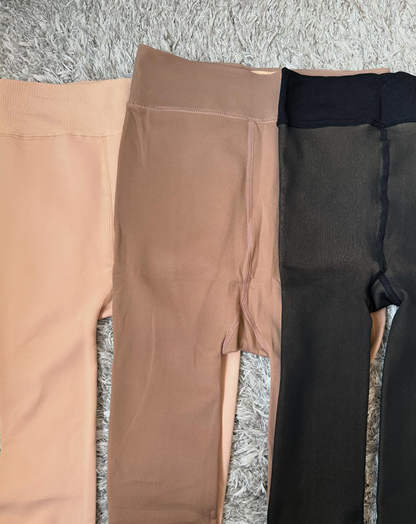 Tri paratermo unihopa u bež, braon i crnoj boji na teksturiranoj površini.