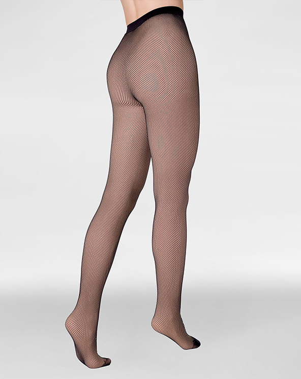 Termo unihop sa mrežom koja nosi osoba na beloj pozadini. Slika otpozadi.