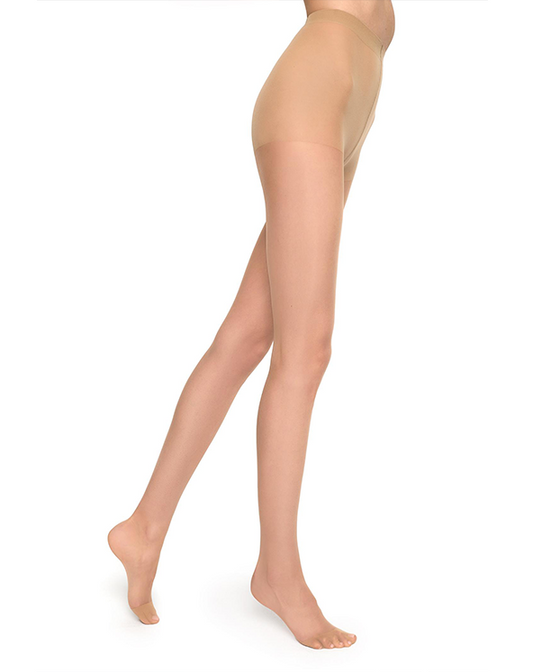 Model u bež čarapama od 15 dena.