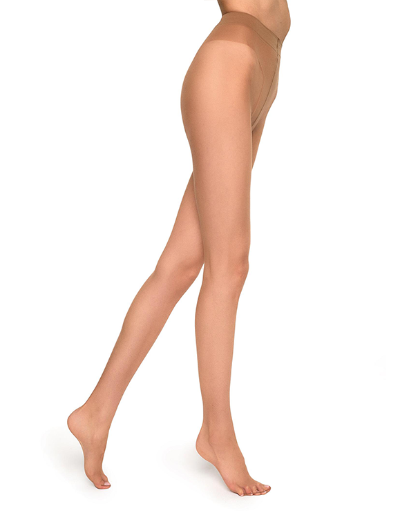 Tamnije bež providne čarape koje nosi model na beloj pozadini.