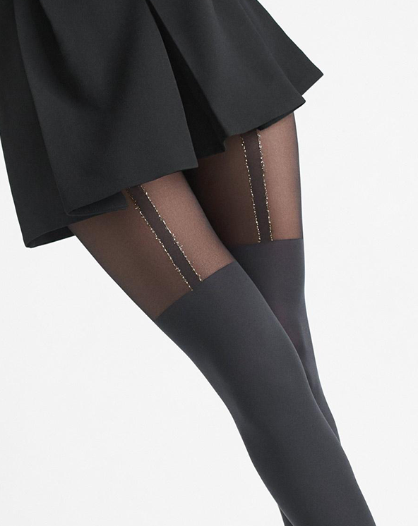 Crne unihop čarape sa imitacijom haltera i zlatnom strunom kao detalj, nošene preko crne suknje na beloj pozadini.