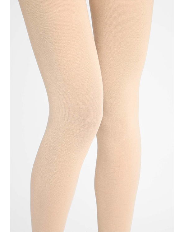 Bež hulahopke od kašmira koje nosi osoba na beloj pozadini. Slika izbliza.