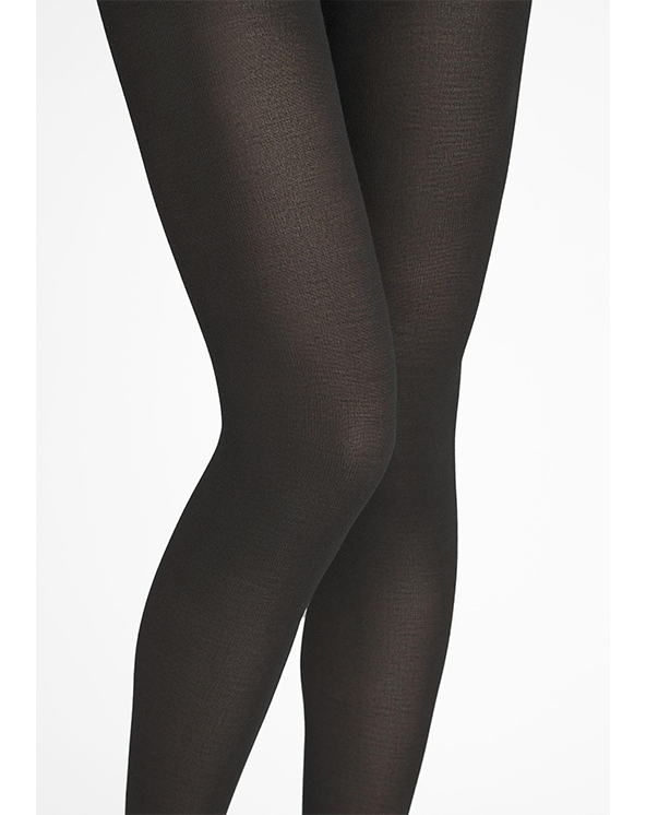 Crne grilon hulahopke od kašmira koje nosi osoba na beloj pozadini.