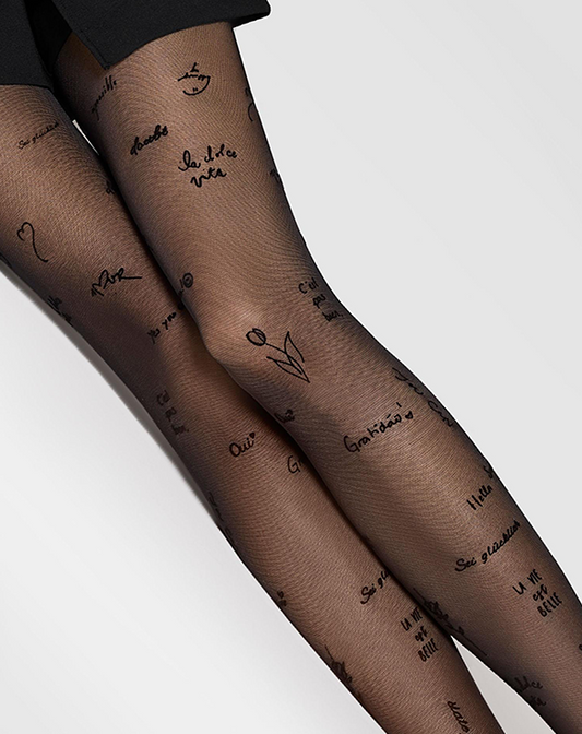 Crne unihop čarape sa raznim tekstom i cvetnim dezenima.