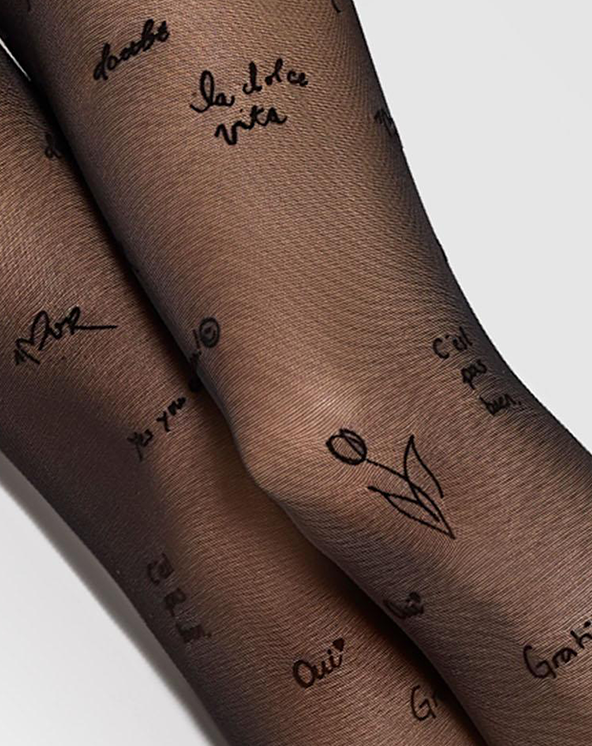 Crne unihop čarape sa raznim tekstom i cvetnim dizajnom na beloj pozadini.