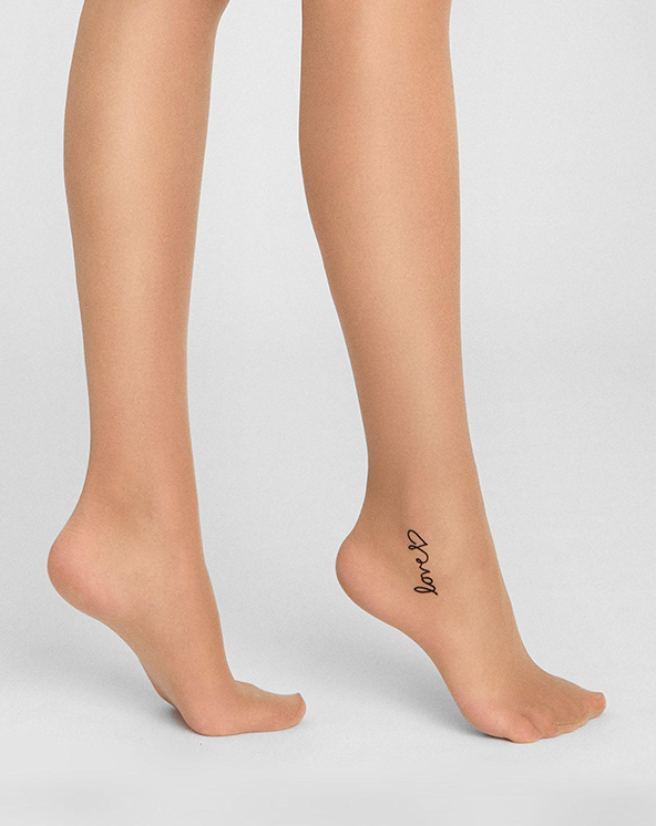 Osoba koja nosi bež unihop čarape sa vidljivim natpisom love na desnom zlobu na beloj pozadini.