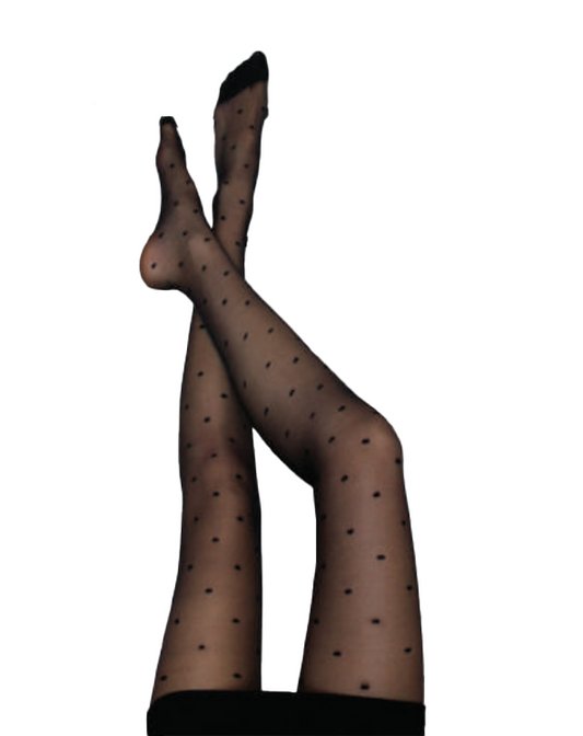 Crne unihop čarape sa tufnicama na beloj pozadini.