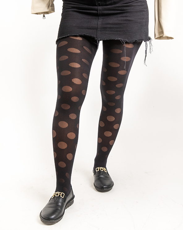 Noge modela u crnom unihopu sa krupnim tufnama.