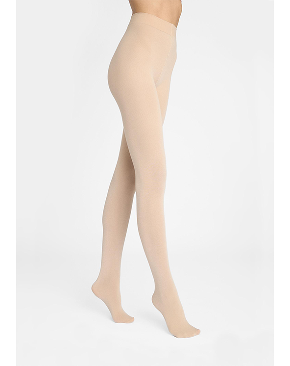 Bež unihop grilon čarape od kašmira  koje nosi osoba na beloj pozadini.