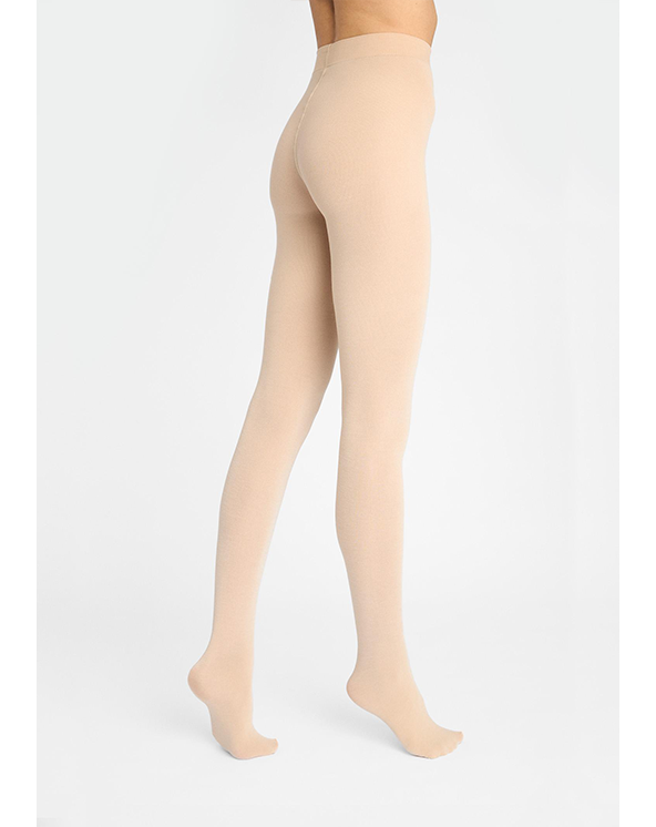 Bež unihop čarape od kašmira koje nosi osoba na beloj pozadini. Slika iza leđa.