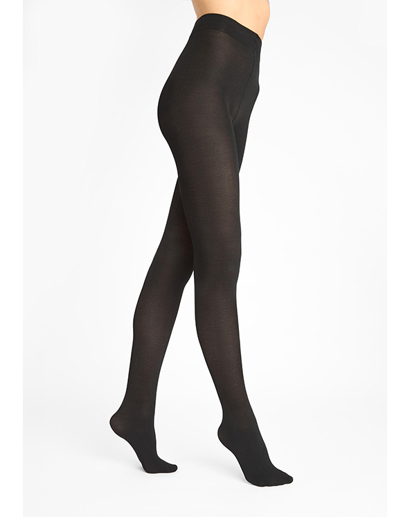 Crne grilon čarape koje nosi osoba na beloj pozadini.