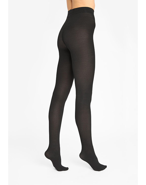 Crne grilon čarape od kašmira koje nosi osoba na beloj pozadini. Slika iza leđa.