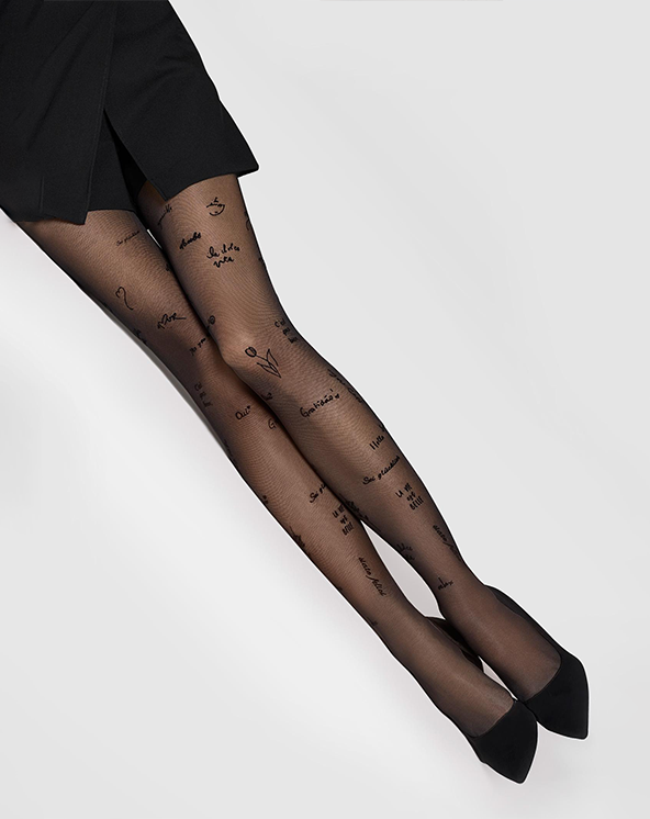 Crne unihop čarape sa natpisima  koje nosi osoba na beloj pozadini.