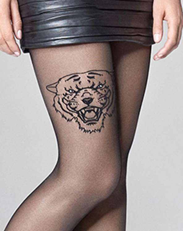 Crne unihop čarape sa tetovažom tigra na desnoj butini osobe.