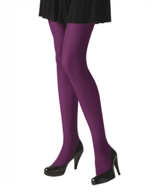 Ljubičaste unihop čarape nošene sa crnim cipelama na beloj pozadini.