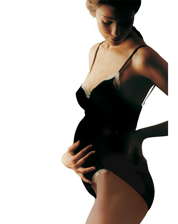 Žena u crnom bodiju na beloj pozadini.