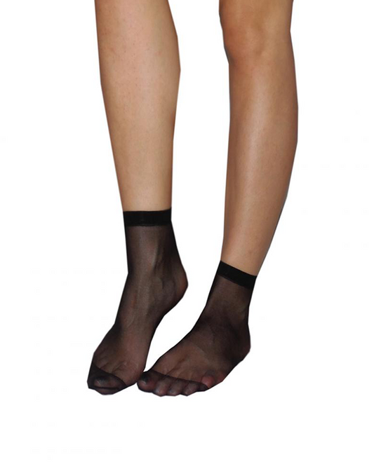 Crne providne sokne koje nosi osoba na beloj pozadini.